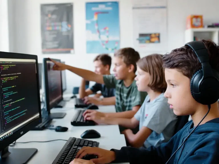 kinder lernen programmieren in einer kleinen Gruppe