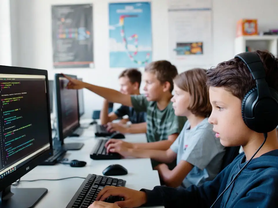 kinder lernen programmieren in einer kleinen Gruppe